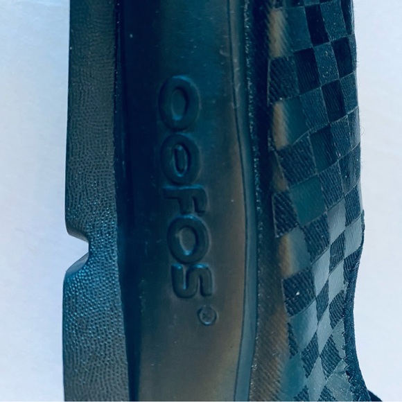 OOFOS Men's Black and Gray Checkered Sneakers - Picture 5 of 7